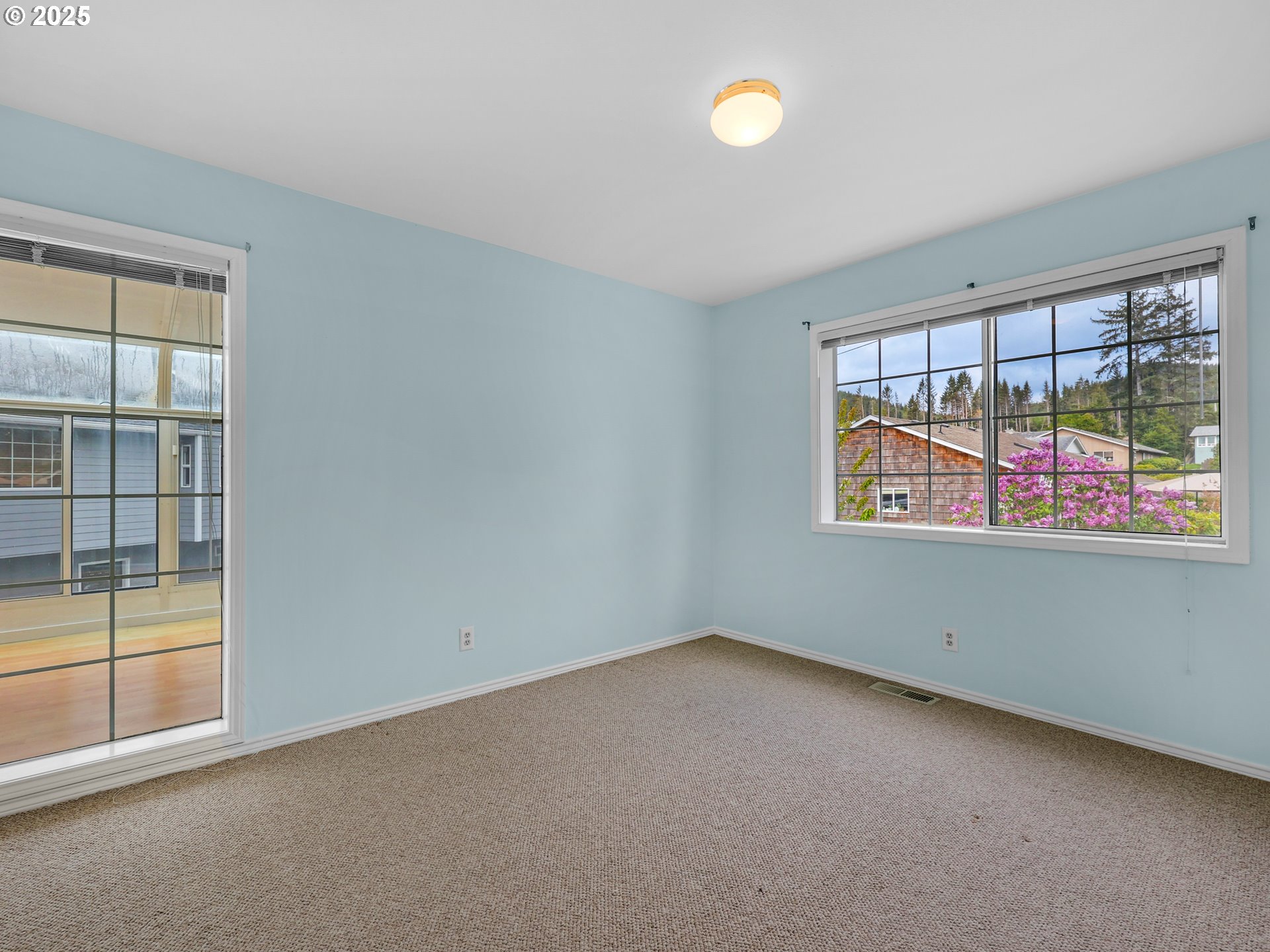 343 Hemlock Street Seaside, OR 97138 - Photo 11 of 17 an empty room with windows