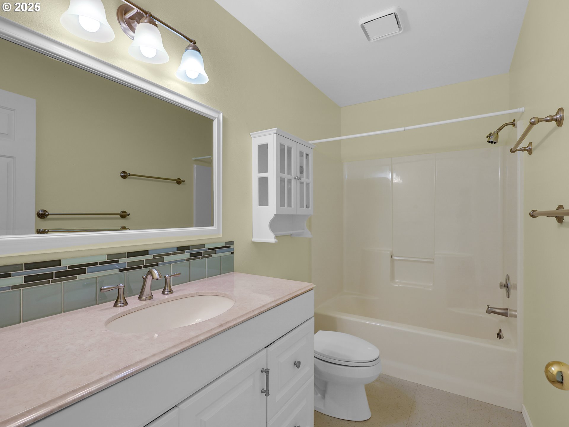 343 Hemlock Street Seaside, OR 97138 - Photo 12 of 17 a bathroom with a sink a toilet and shower