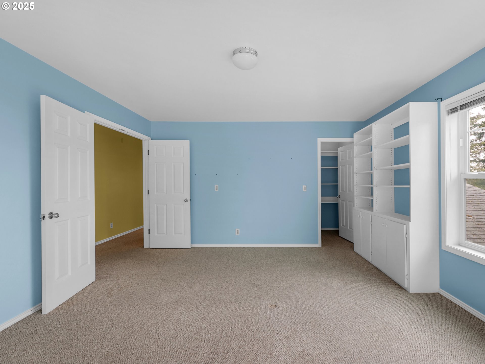 343 Hemlock Street Seaside, OR 97138 - Photo 9 of 17 a view of an empty room with a window