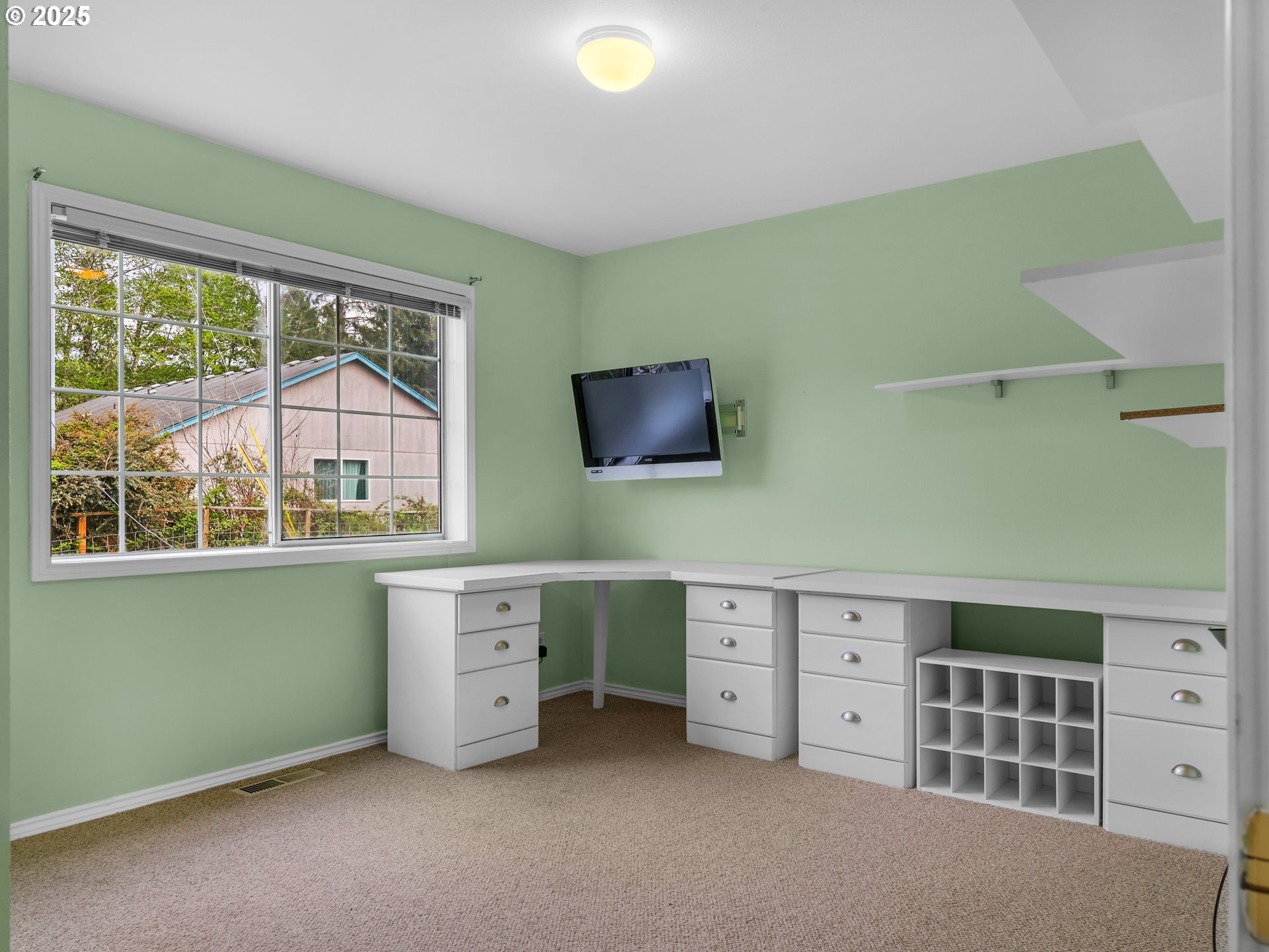 343 Hemlock Street Seaside, OR 97138 - Photo 10 of 17 a room with cabinets and a window