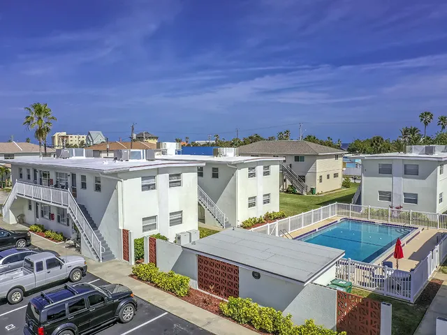 a view of entryway of the house