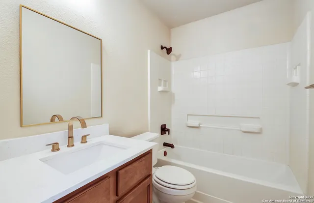 a view of a yard with a house