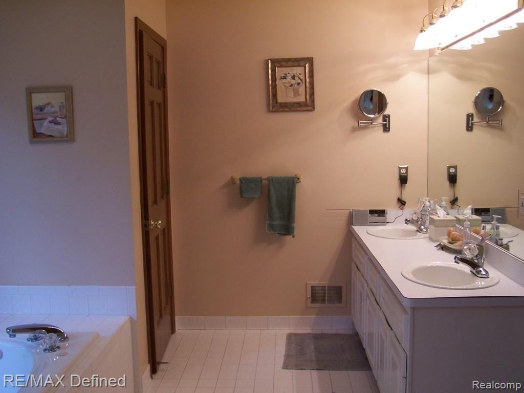 3096 Eastpointe Court Rochester, MI 48306 - Photo 20 of 32 Master Bath