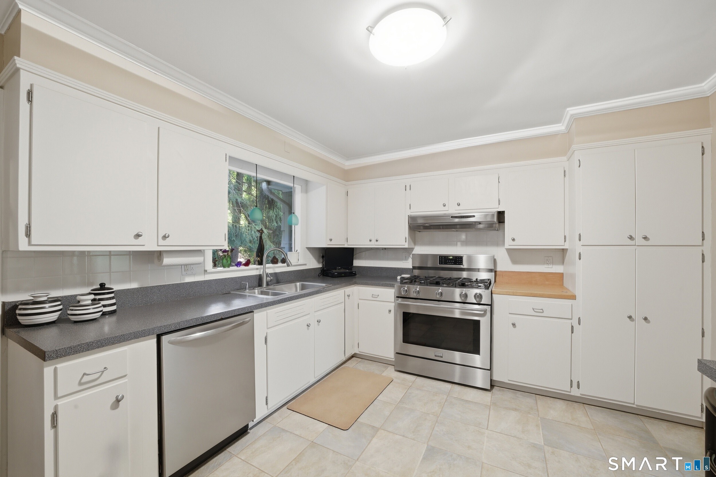 10 Joan Road Stamford, CT 06905 - Photo 8 of 33