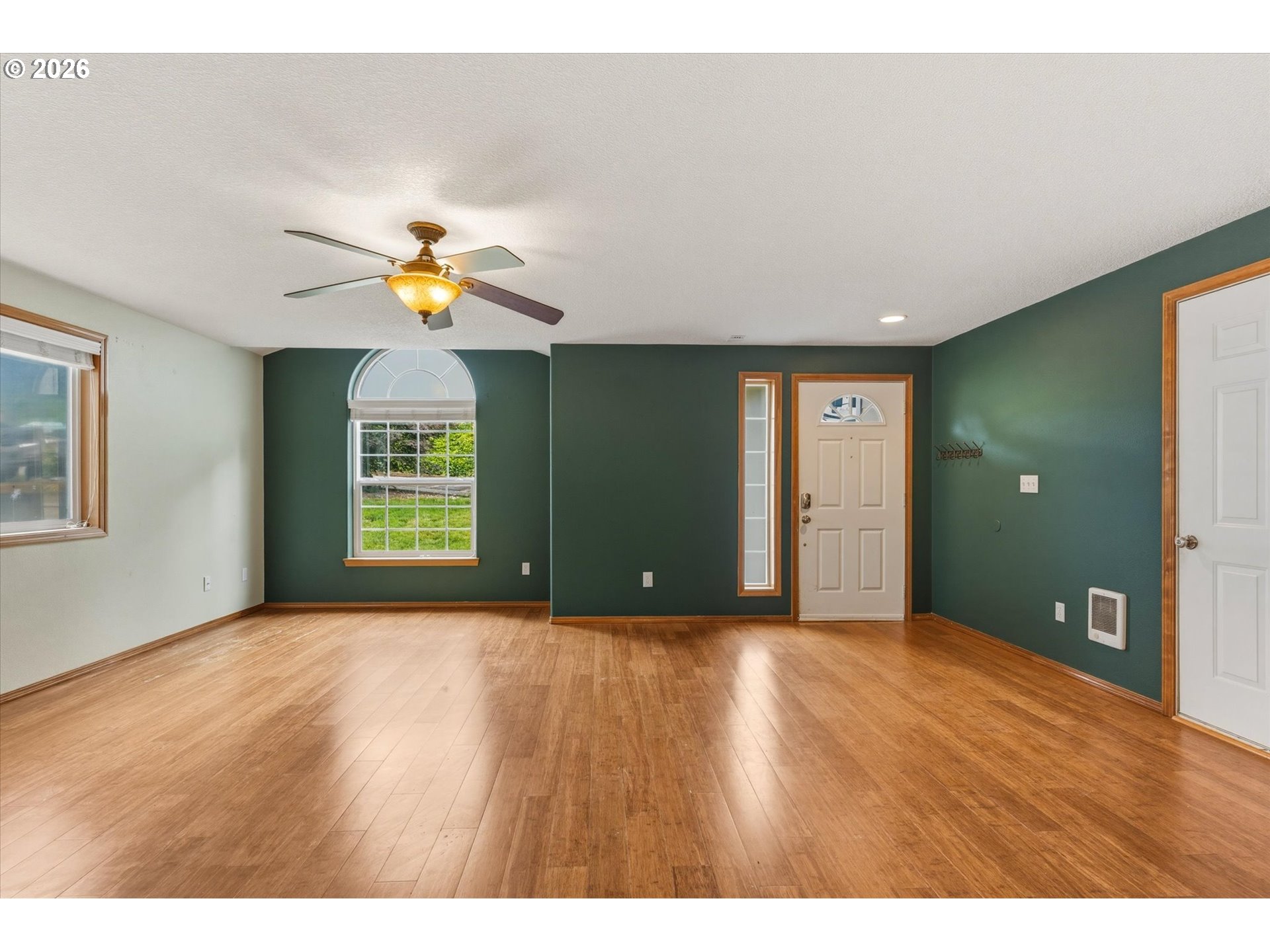 75060 Neer Way Rainier, OR 97048 - Photo 4 of 37 Living Room/Entrance