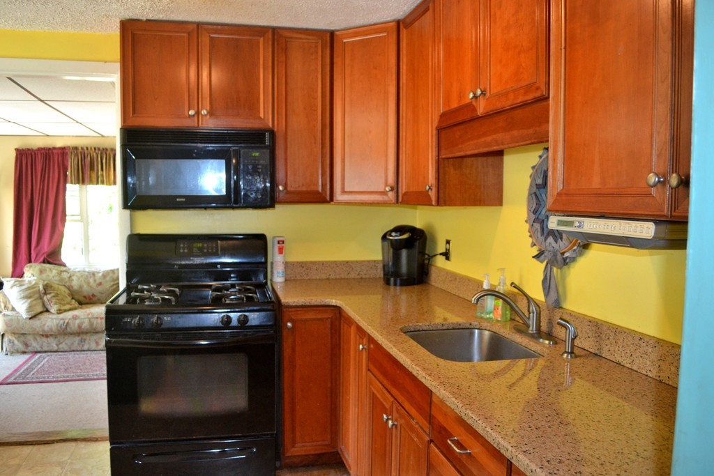 47 Lincoln Lane Hanover, MA 02339 - Photo 4 of 13 Gallery Image 4