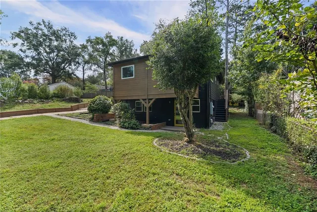 a view of a back yard