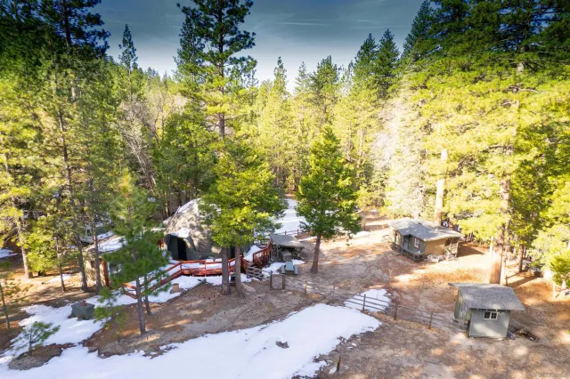 a view of a backyard