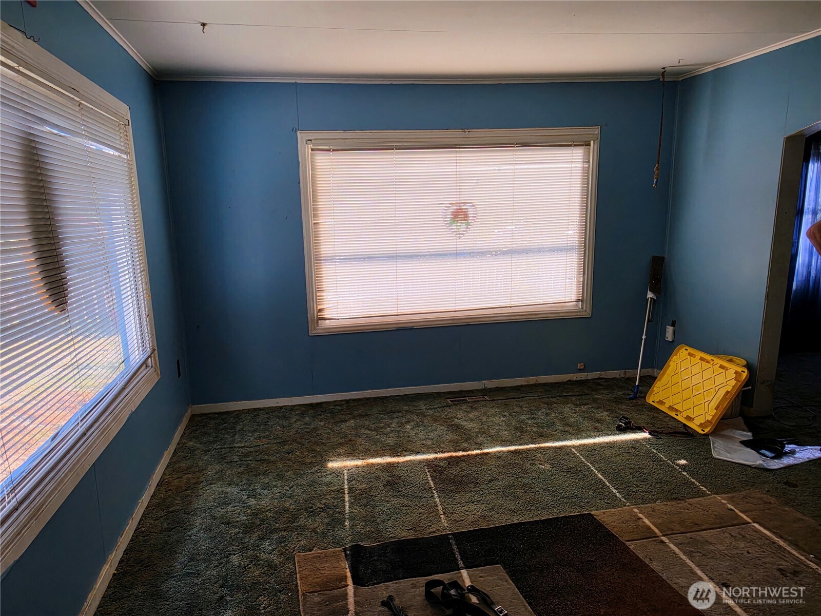1518 West 1st Street Aberdeen, WA 98520 - Photo 5 of 17 a bathroom with a window