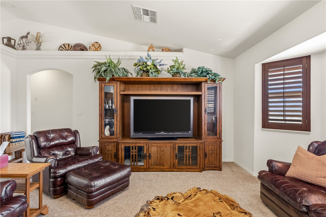 2205 East Cactus Wren Road Kingman, AZ 86409 - Photo 13 of 68 Living Room