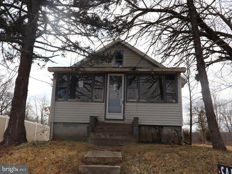 352 Roosevelt Avenue Lindenwold, NJ 08021 - Photo 1 of 21 a front view of a house with garden