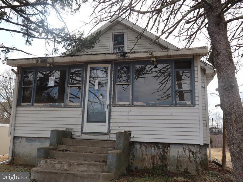 352 Roosevelt Avenue Lindenwold, NJ 08021 - Photo 2 of 21 a front view of a house with garage