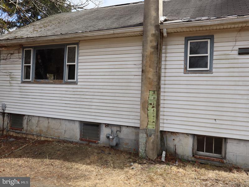352 Roosevelt Avenue Lindenwold, NJ 08021 - Photo 5 of 21 a view of a house with a yard