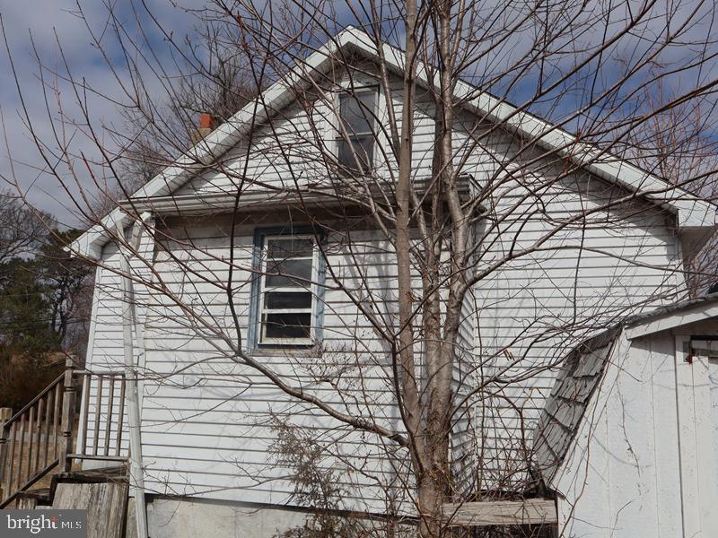352 Roosevelt Avenue Lindenwold, NJ 08021 - Photo 6 of 21 a view of a pathway of a house