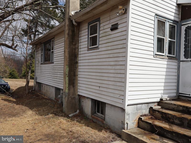 352 Roosevelt Avenue Lindenwold, NJ 08021 - Photo 8 of 21 a view of a house with a yard and stairs