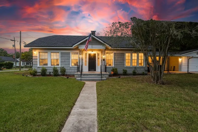 a view of a house with a backyard
