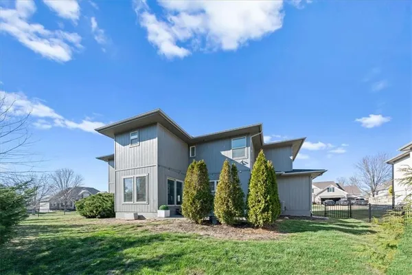 $899,000 | 1744 Northeast Woodland Shores Lane, Lee's Summit, MO 64086