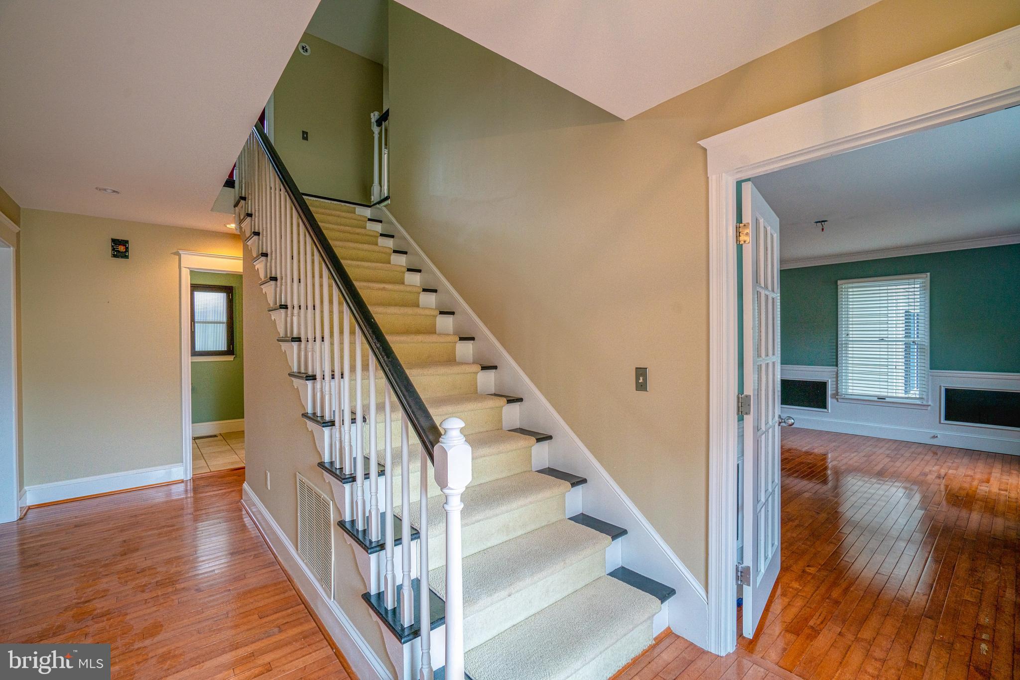 Center Foyer- wide staircase