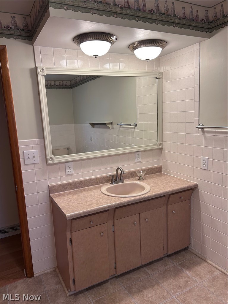 8300 Bear Road Southeast Amsterdam, OH 43903 - Photo 24 of 38 Full Bathroom on Main Floor