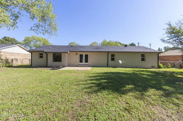 a view of a house with a backyard