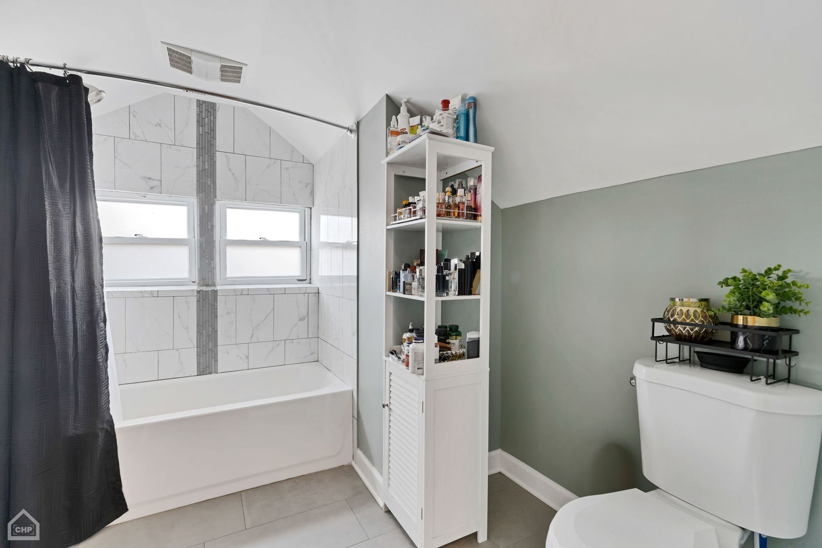 9320 South Racine Avenue Chicago, IL 60620 - Photo 14 of 25 a bathroom with a bathtub and a toilet
