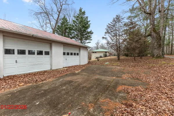 a view of a house with backyard