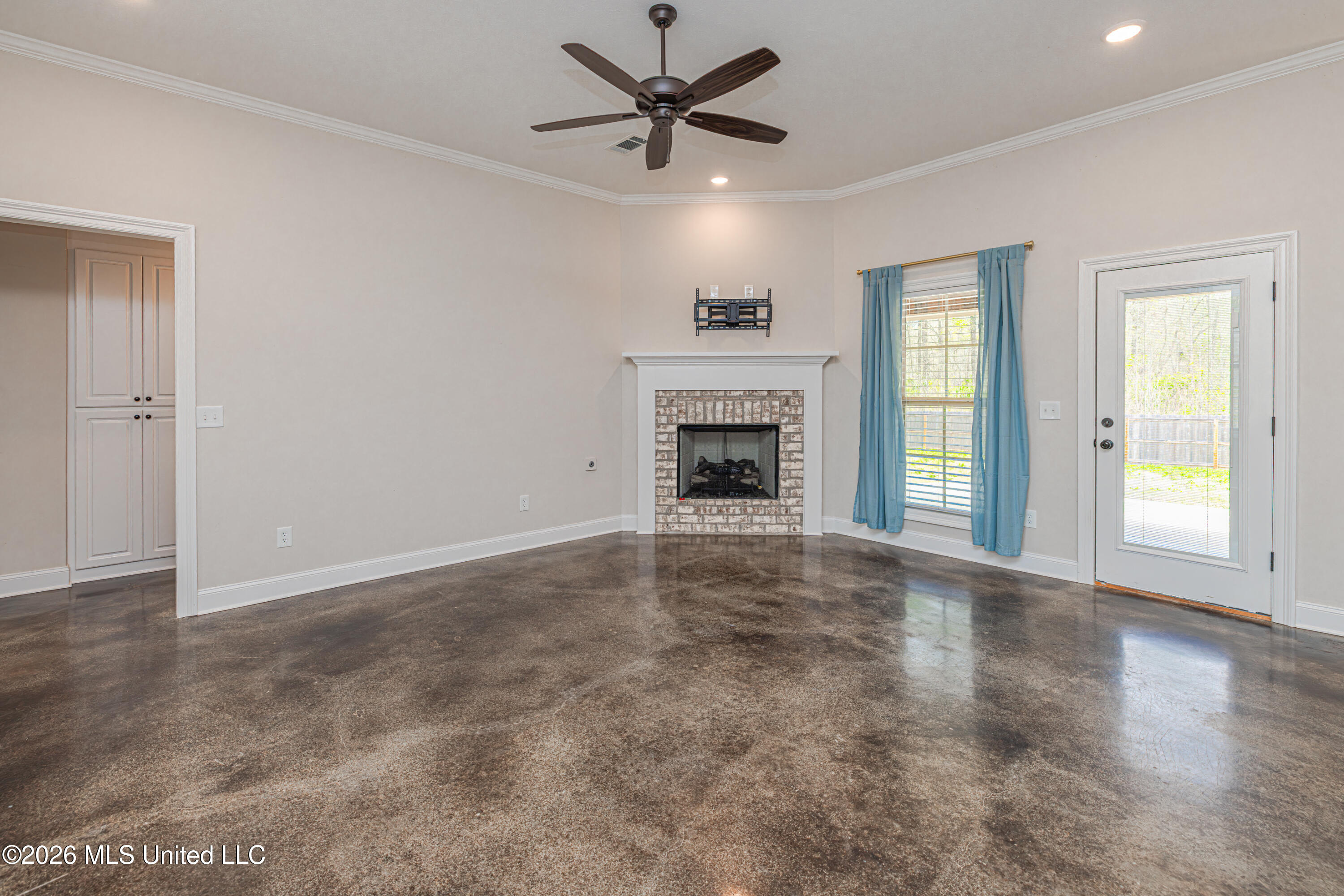 266 Chartleigh Circle Canton, MS 39046 - Photo 4 of 38 1R4A5985