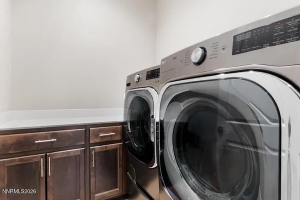 a close up view of a washer and dryer