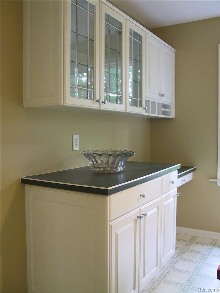 25675 Dennison Road Franklin, MI 48025 - Photo 12 of 22 Kitchen Buffet-1363