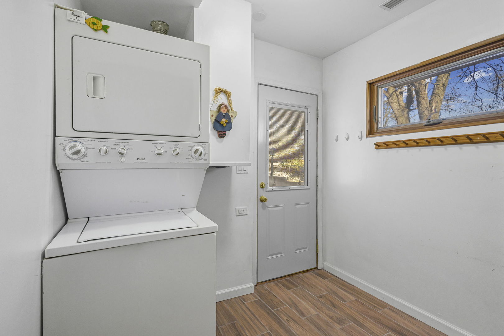 1323 South Roselle Road Schaumburg, IL 60193 - Photo 19 of 51 a utility room with dryer and washer