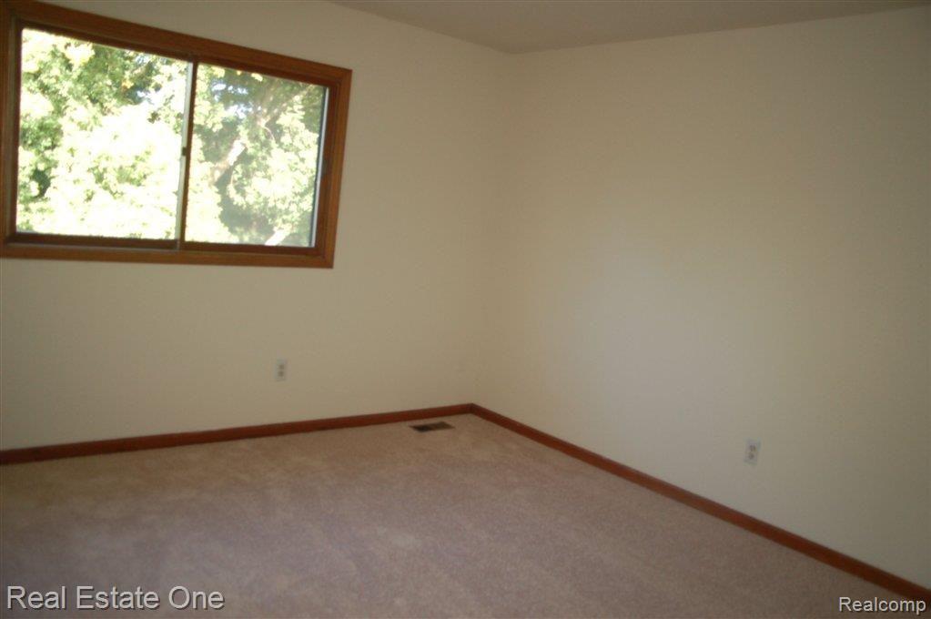2490 Munster Road Rochester, MI 48309 - Photo 13 of 16 bed 4.JPG