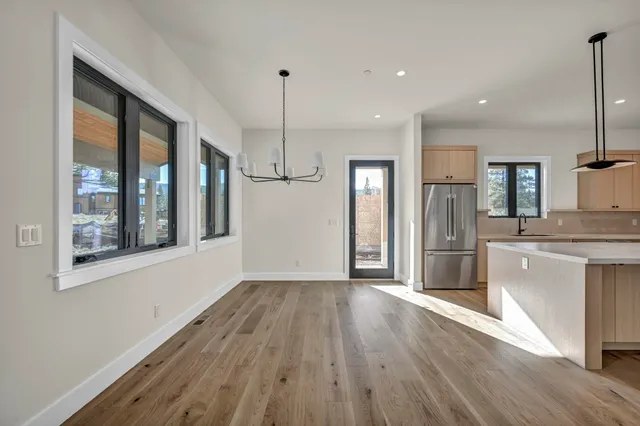 a view of a livingroom with furniture and a ceiling fan