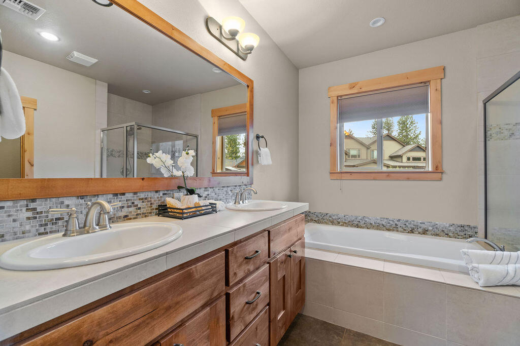 60511 Snap Shot Loop Bend, OR 97702 - Photo 16 of 34 Second Primary Ensuite Bathroom - Upstairs