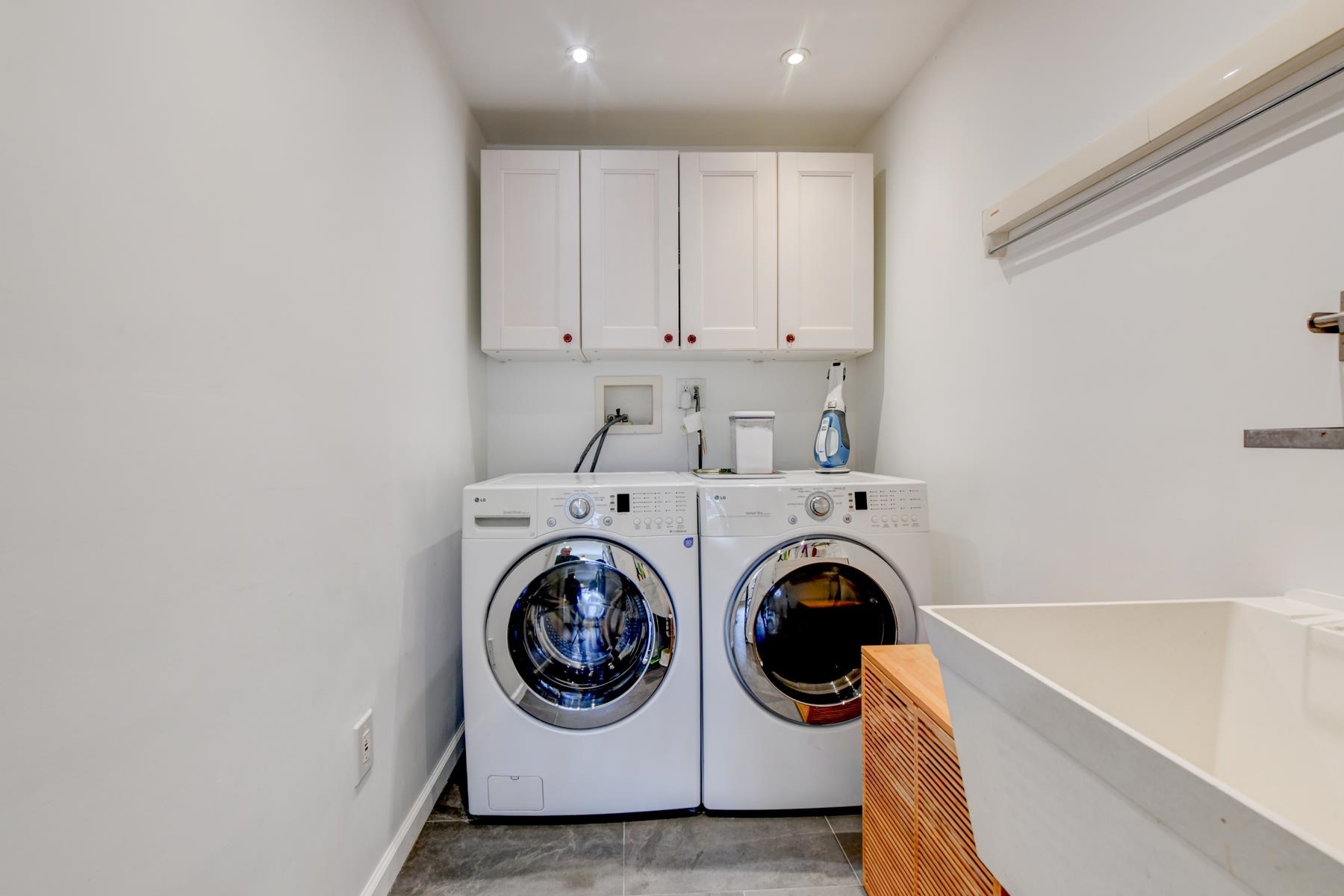 598 Sanderling Court, Unit 598 Secaucus, NJ 07094 - Photo 17 of 22 a utility room with dryer and washer