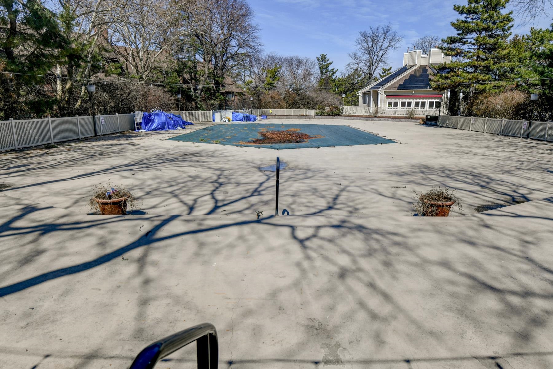 598 Sanderling Court, Unit 598 Secaucus, NJ 07094 - Photo 20 of 22 a view of street with small yard