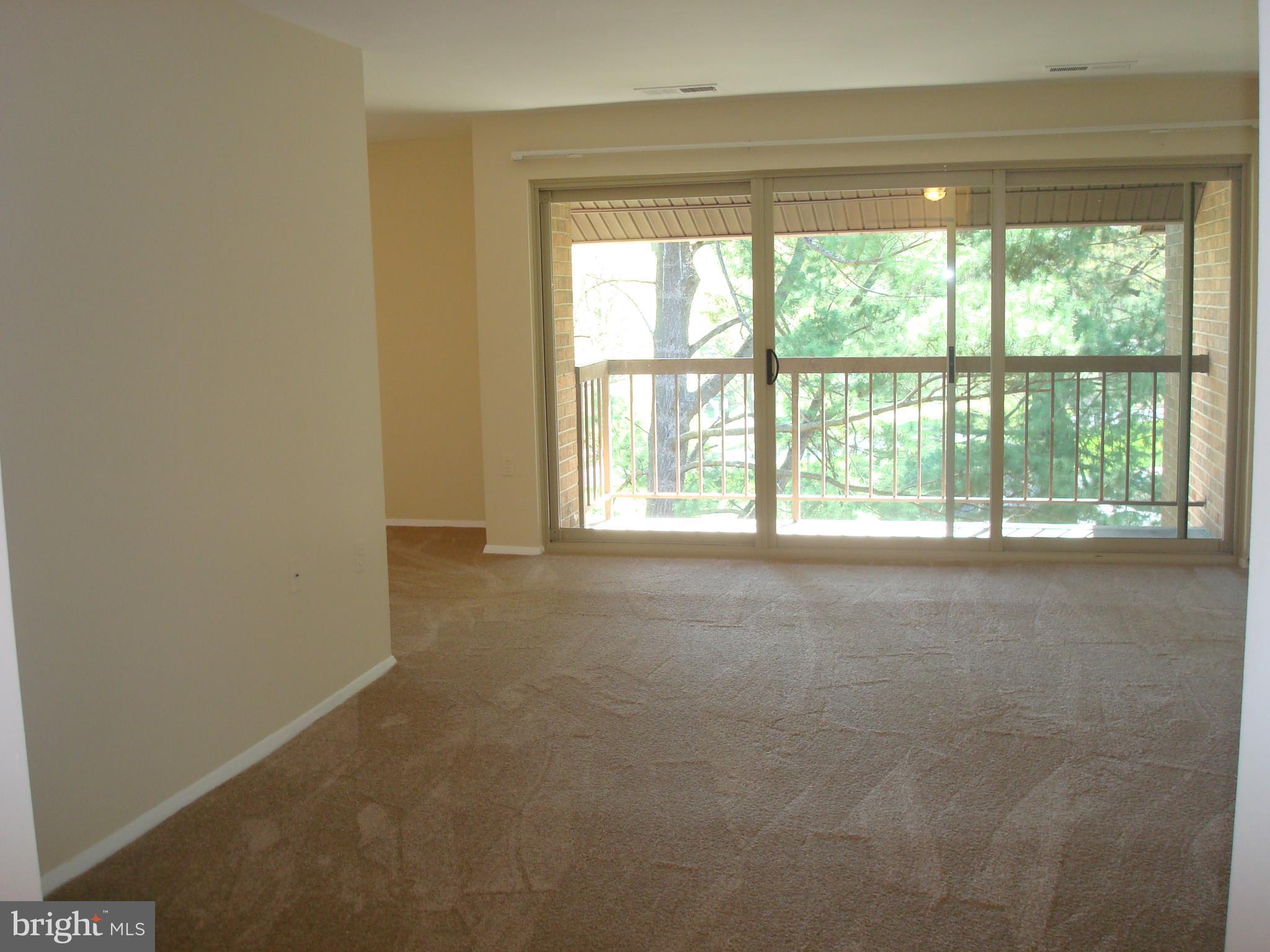 18609 Walkers Choice Road, Unit 5 Gaithersburg, MD 20886 - Photo 5 of 27 Living Room