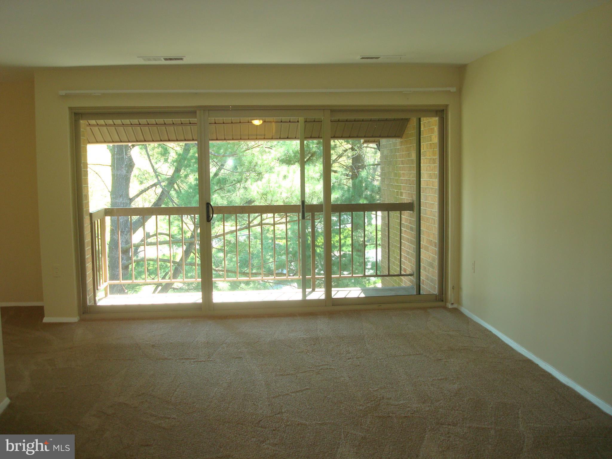 18609 Walkers Choice Road, Unit 5 Gaithersburg, MD 20886 - Photo 6 of 27 Living Room