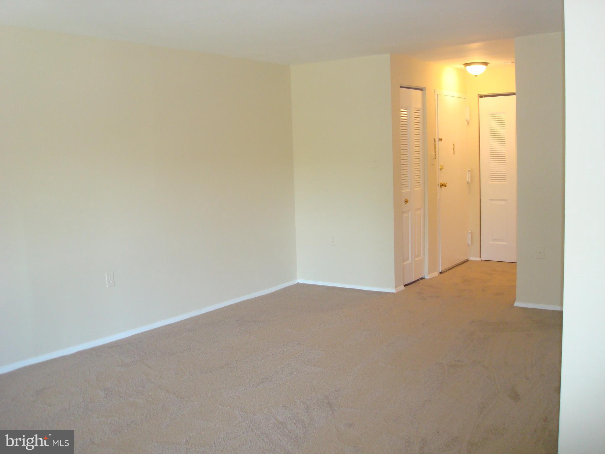 18609 Walkers Choice Road, Unit 5 Gaithersburg, MD 20886 - Photo 7 of 27 Living Room