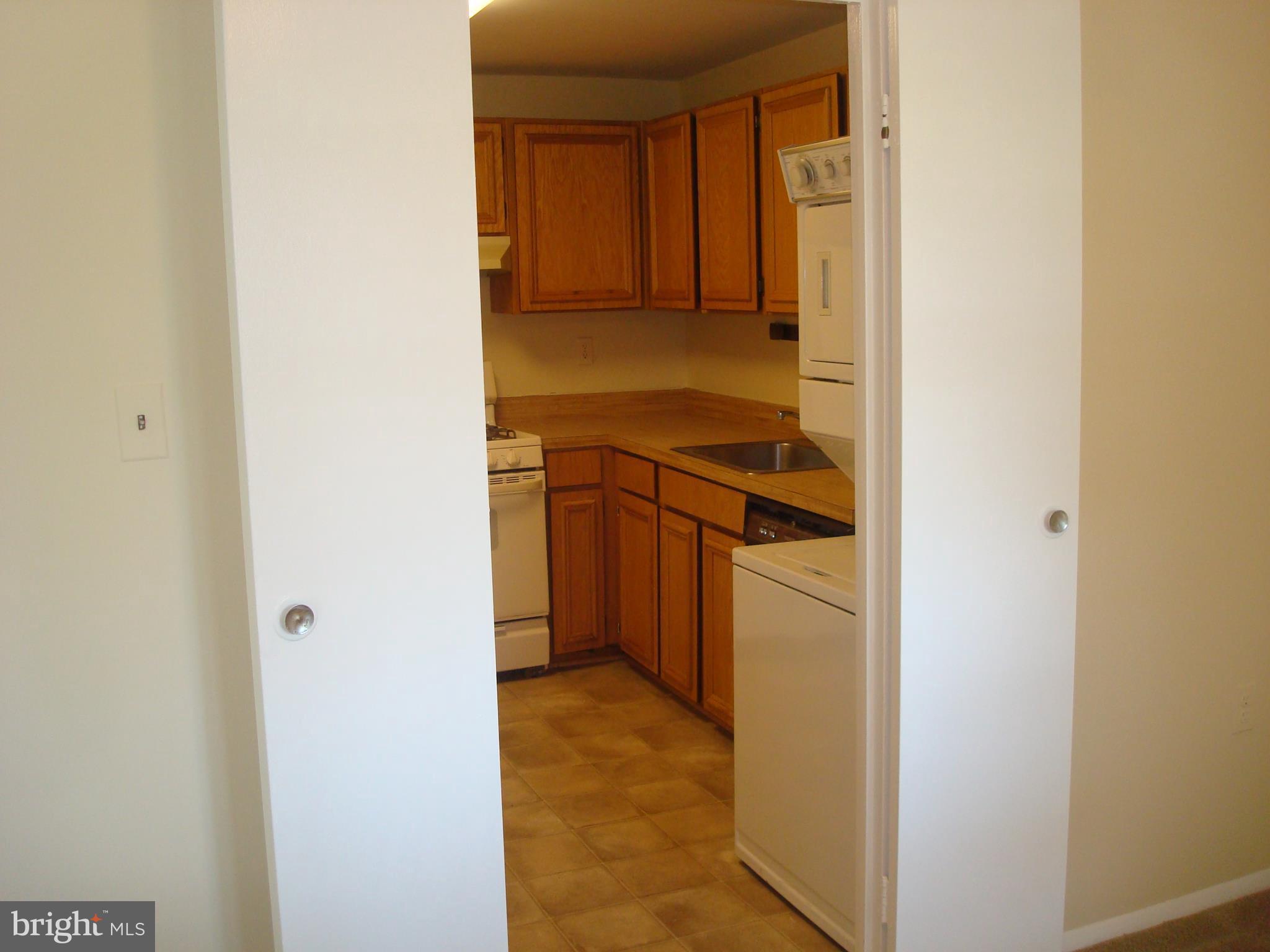 18609 Walkers Choice Road, Unit 5 Gaithersburg, MD 20886 - Photo 9 of 27 Kitchen