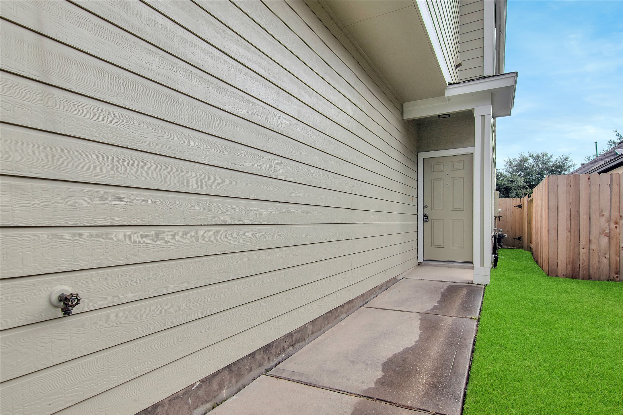 16518 Strathmore Manor Lane Houston, TX 77090 - Photo 4 of 25 a view of a back yard of the house