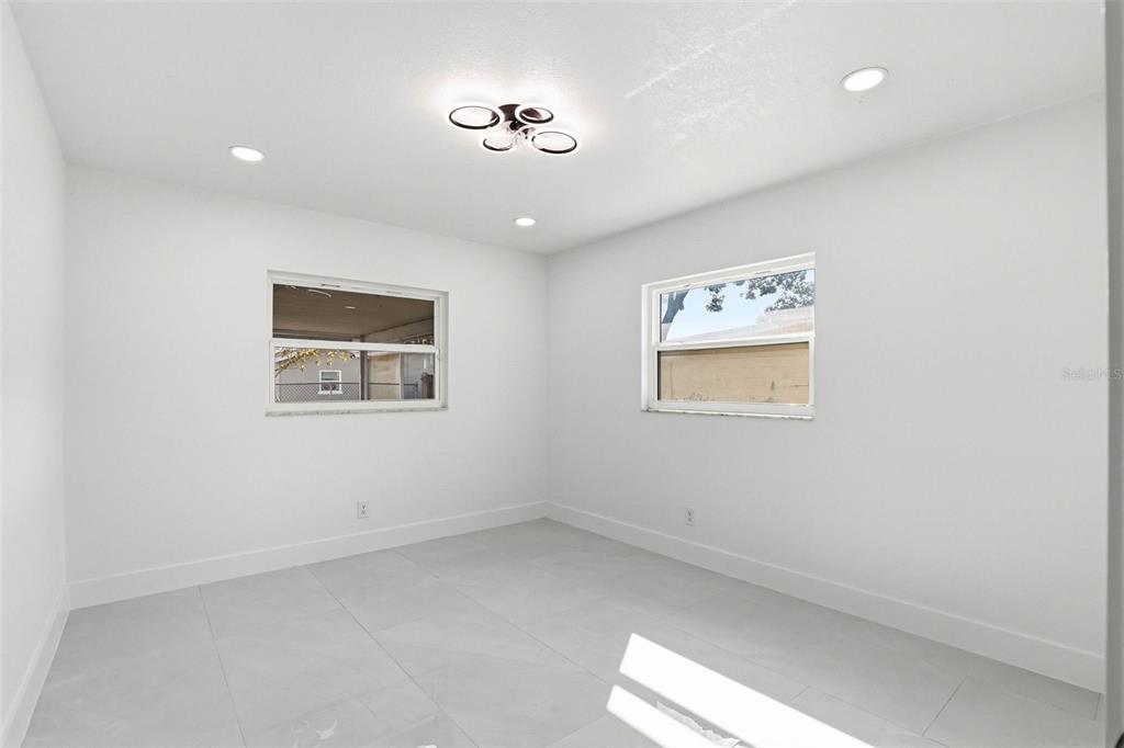 3216 West Beach Street Tampa, FL 33607 - Photo 34 of 63 an empty room with a window
