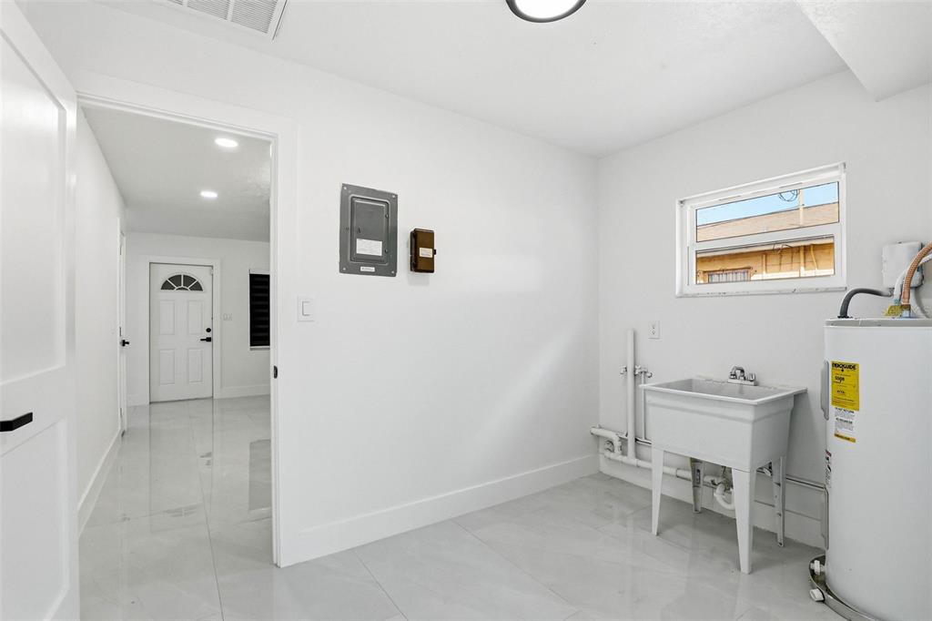 3216 West Beach Street Tampa, FL 33607 - Photo 45 of 63 a bathroom with a sink and a window