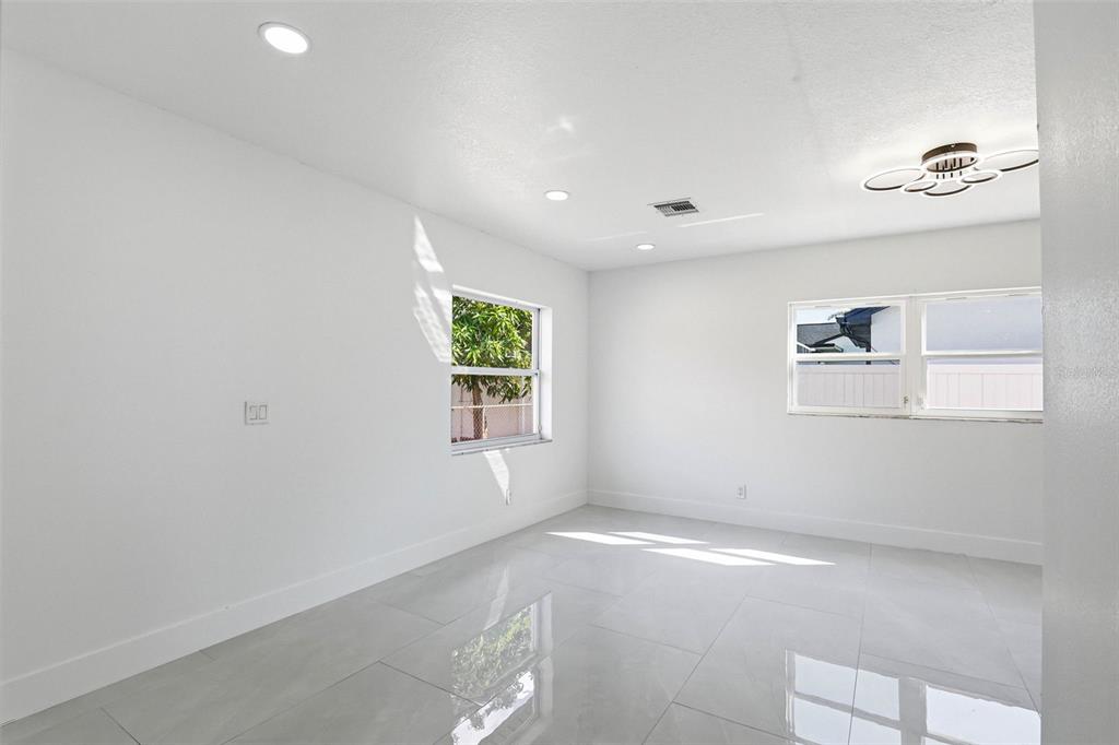 3216 West Beach Street Tampa, FL 33607 - Photo 46 of 63 an empty room with a window