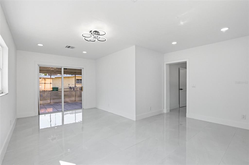 3216 West Beach Street Tampa, FL 33607 - Photo 47 of 63 a view of an empty room with a window