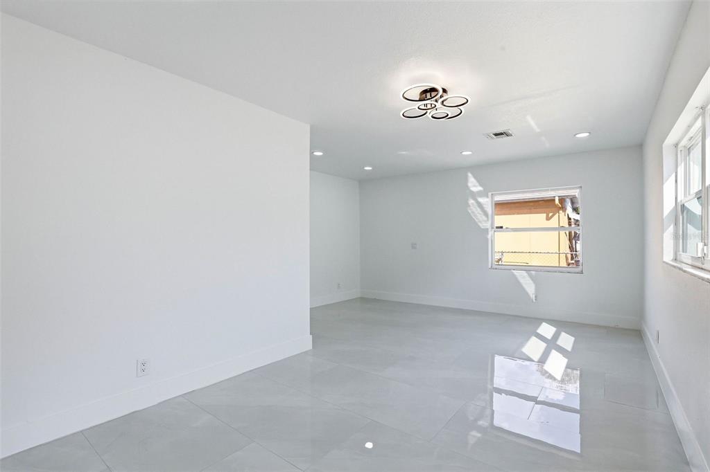 3216 West Beach Street Tampa, FL 33607 - Photo 49 of 63 en empty room with window and ceiling fan