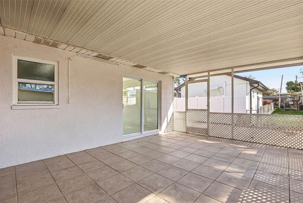 3216 West Beach Street Tampa, FL 33607 - Photo 53 of 63 a view of an empty room with window