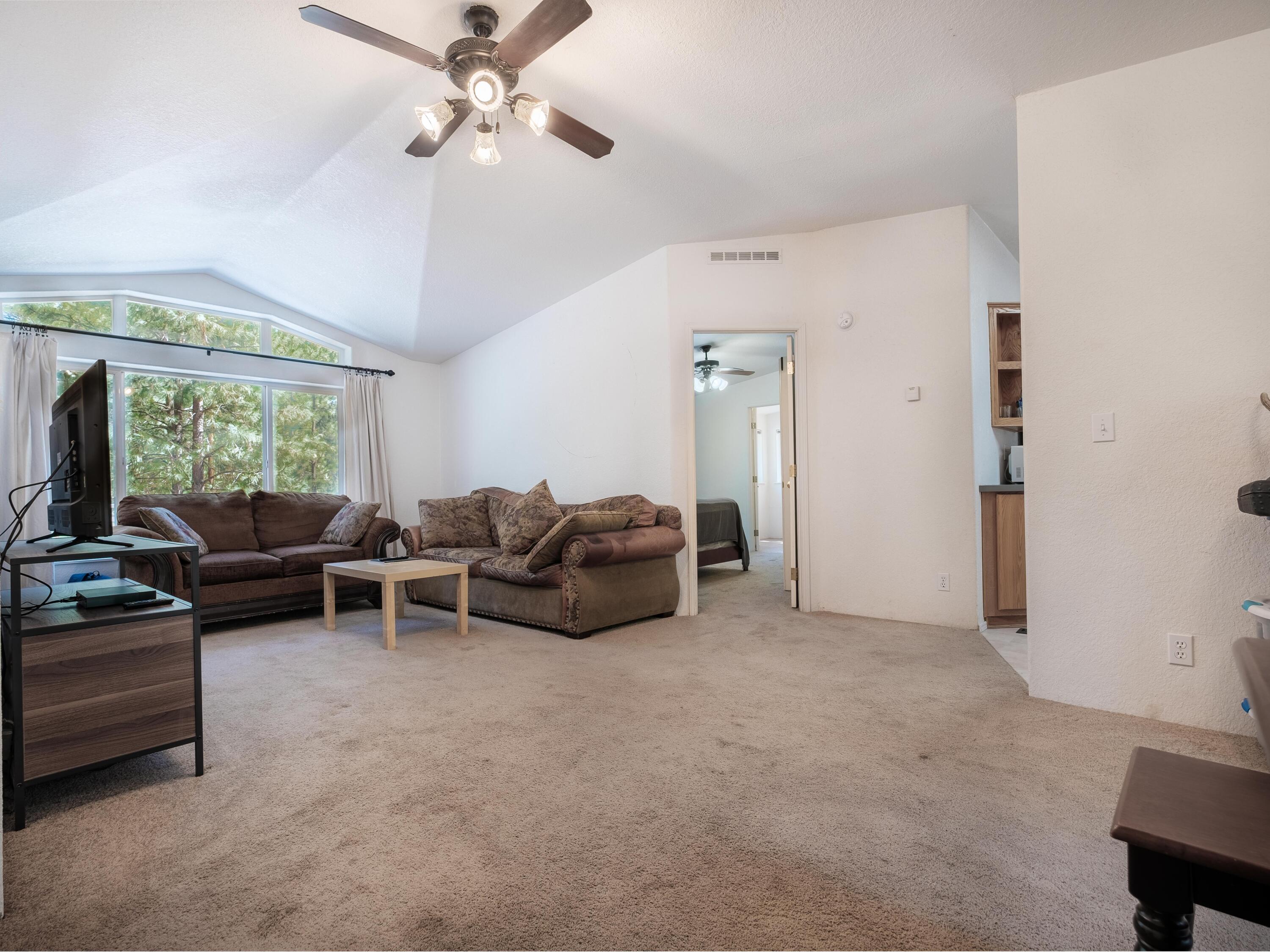 60477 Pima Road Bend, OR 97702 - Photo 10 of 25 Living room