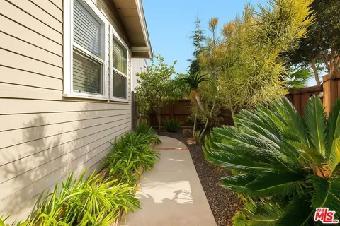$2,275,000 | 643 Santa Clara Avenue, Venice, CA 90291