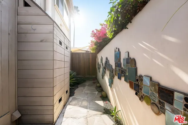 $2,375,000 | 643 Santa Clara Avenue, Venice, CA 90291