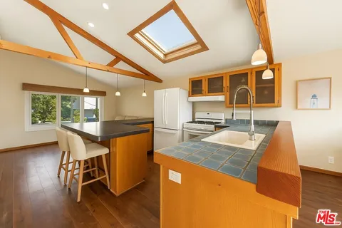 $2,275,000 | 643 Santa Clara Avenue, Venice, CA 90291